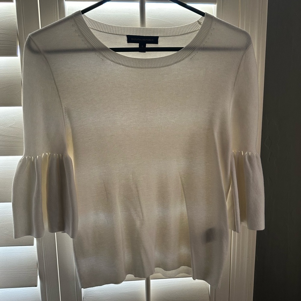Banana Republic beige top with ruffled sleeves